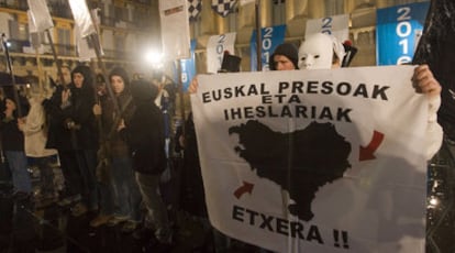 Pancartas por el acercamiento de presos durante la izada de bandera de San Sebastián.