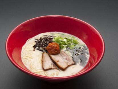 Una sopa ramen.