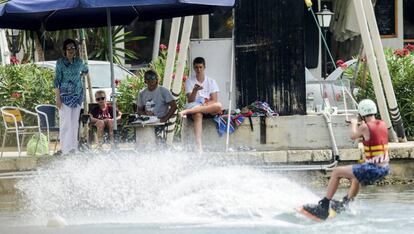 La reina Sofia y sus nietos Juan (a la derecha), Irene (en el centro) y Pablo (en el agua) Urdangarin, durante su visita al Mallorca Wakepark de Alcúdia.