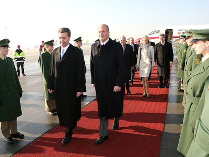 El rey Juan Carlos, durante una visita oficial a Alemania en 2006. En la delegación española que acompañaba al Monarca se encontraba Corinna Larsen.