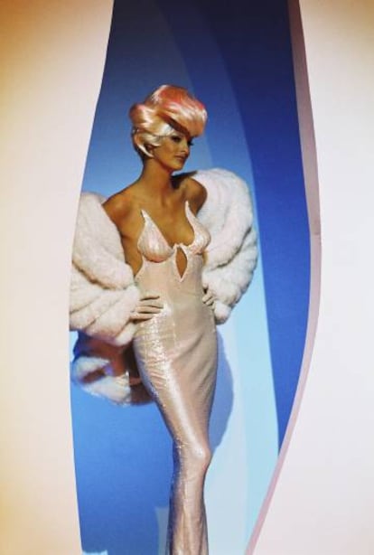 Linda Evangelista vestida de Mugler durante el rodaje del video de 'Too Funky' de George Michael en 1992.