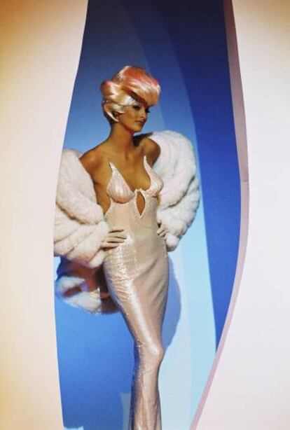 Linda Evangelista vestida de Mugler durante el rodaje del video de 'Too Funky' de George Michael en 1992.