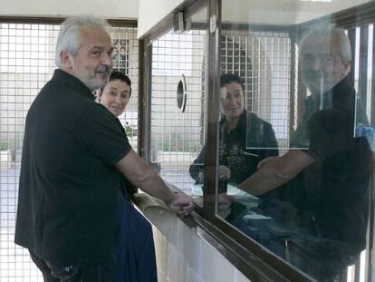 El parlamentario verde italiano Mario Bulgarelli visita a Arnaldo Otegi en la prisión de Martutene, en agosto de 2007.