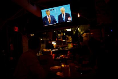 El ambiente en un bar de Washington, durante la emisión del debate presidencial.