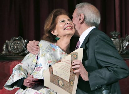 La exministra y doctora en Derecho recibe el afectuoso saludo del rector de la Universitat de Val&egrave;ncia Esteban Morcillo.