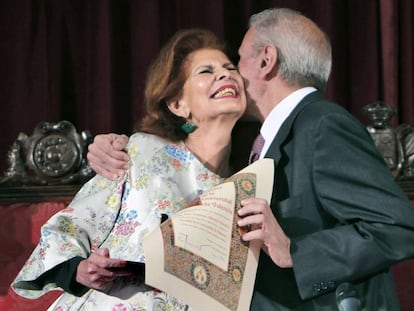 La exministra y doctora en Derecho recibe el afectuoso saludo del rector de la Universitat de Val&egrave;ncia Esteban Morcillo.