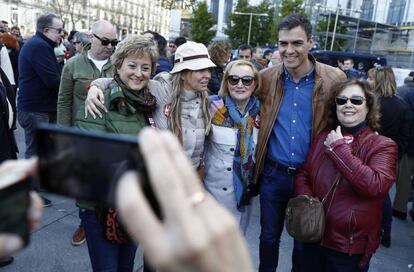 Pedro Sánchez se fotografía junto a unas manifestantes durante la marcha del Primero de Mayo en la madrileña plaza de Cibeles.