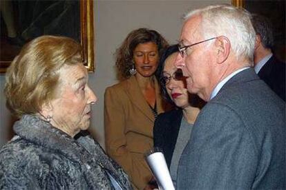 Ángela Mora, viuda de Fernando Lázaro Carreter, conversa con Víctor García de la Concha, ayer en Salamanca.