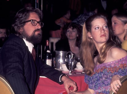 Michael Douglas y su entonces esposa Diandra Douglas en 1977.