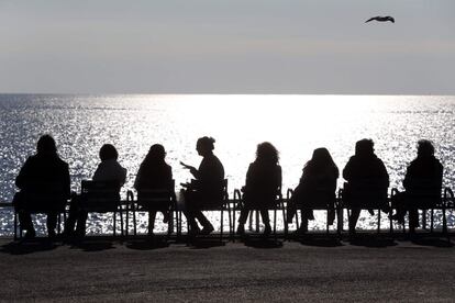 Un grupo de gente disfrutanda de las altas temperaturas en Niza (Francia).