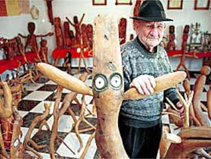 Pedro Gilabert, junto a algunas de sus obras.
