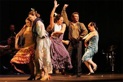 Rocío Molina, Merche Esmeralda, Carmen Cortés, El Güito y Rafaela Carrasco, de izquierda a derecha, ayer, en la Gala Flamenca.