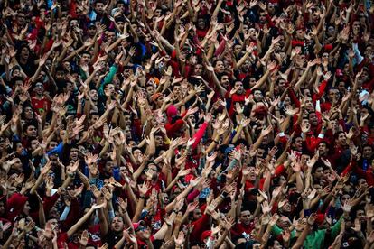 Seguidores del Al-Ahly corean consignas en apoyo a su equipo por el partido de fútbol de la final de la Súper Copa Africana que les enfrenta al Túnez Club Sportif Sfaxien, en El Cairo.