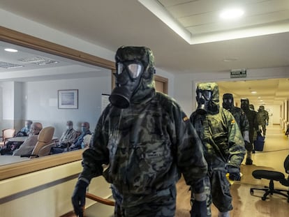 Una treintena de militares de la Brigada Paracaidista de Alcalá de Henares, a las afueras de Madrid, llega con sus equipos NBQ (defensa nuclear, biológica y química) para descontaminar una residencia de personas mayores, el 31 de marzo.
