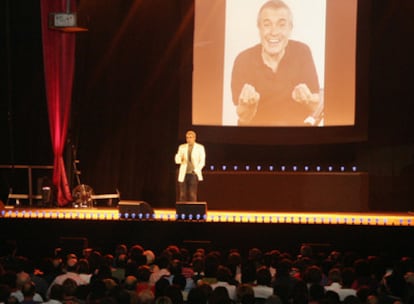 El actor Carlos Blanco en un momento del homenaje en el pabellón de Fontecarmoa de Vilagarcía.