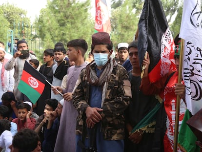 Un talibán vigila una celebración de ciudadanos afganos con motivo del Día Nacional en Jalalabad este jueves.