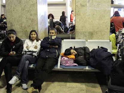 Un grupo de pasajeros en el aeropuerto de Barajas esperan un vuelo programado por Fomento.