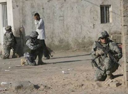 Soldados norteamericanos patrullan por las afueras de Bagdad, el pasado martes.