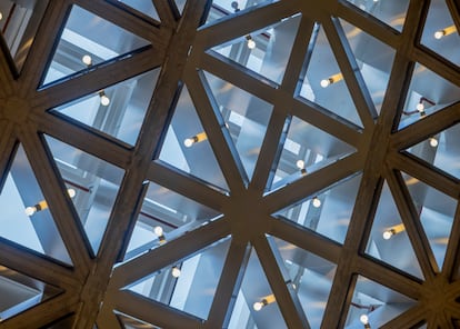 Celosía de hormigón y cristal sobre la escalinata del lobby, uno de los elementos arquitectónicos originales del edificio que se han conservado.