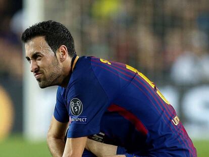 Busquets se duele tras lesionarse en el duelo de Champions con el Chelsea.