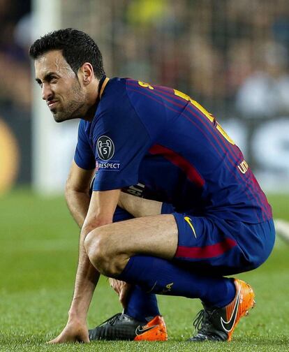 Busquets se duele tras lesionarse en el duelo de Champions con el Chelsea.