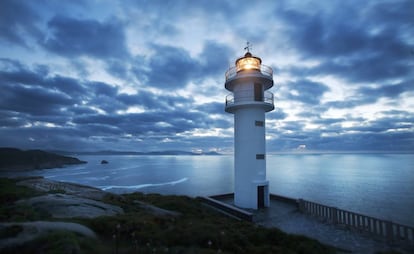 Anochecer en el faro de Punta Roncadoira, en Xove (Lugo).