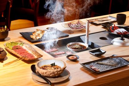 Mesa con parrilla integrada para cocinar siguiendo la técnica japonesa 'sumibiyaki', en torno a la que gira la propuesta de los restaurantes del Grupo Akaneya.