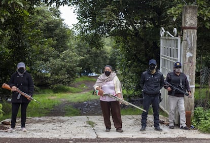 Miembros de un grupo de autodefensas en Ario de Rosales, Michoacán