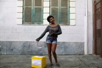 Nathalia Souza, vendedora ambulante de 18 años, posa en Río de Janeiro y opina sobre los Juegos de Río 2016: "Brasil debería preocuparse primero por solucionar los problemas internos, tales como la violencia y los malos servicios públicos, en lugar de invertir grandes cantidades de dinero en infraestructura para los Juegos Olímpicos."
