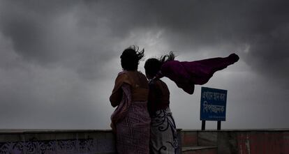 Dos mujeres esperan ser evacuadas en Midnapore Oeste (India). 