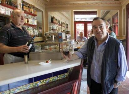 Pedro Olea, a punto de tomarse sus clásicos vinitos el jueves, en una taberna del barrio de Prosperidad, en Madrid.