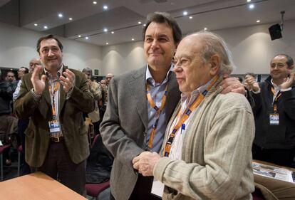 Artur Mas abraça Jordi Pujol després de ser proclamat candidat de CiU a la presidència de la Generalitat de Catalunya, el gener del 2010.