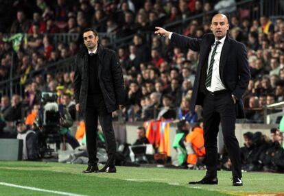 Guardiola da instrucciones a sus jugadores. A su derecha, Robin Dutt, técnico del Bayer, que poco podía hacer para maquillar el resultado.