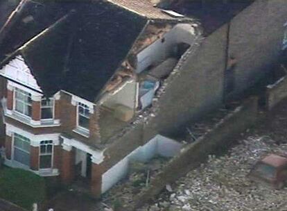 Un vecino del barrio de Kensal Rise, Daniel Bidgood, que se encontraba en su casa cuando el viento ha destrozado sus ventanas ha dicho que el tornado tena unos 20 metros de ancho.