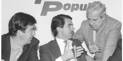 José María Aznar conversa con Jaime Ignacio del Burgo en mayo de 1995.