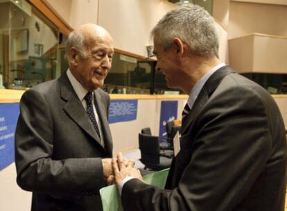 El ex presidente francés Giscard d&#39;Estaing y el director de EL PAÍS, Javier Moreno, ayer en Bruselas.