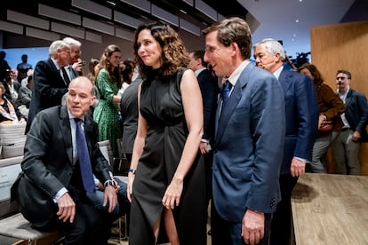 La presidenta de la Comunidad de Madrid, Isabel Díaz Ayuso (2i), y el alcalde de Madrid, José Luis Martínez-Almeida (1d), durante la presentación.