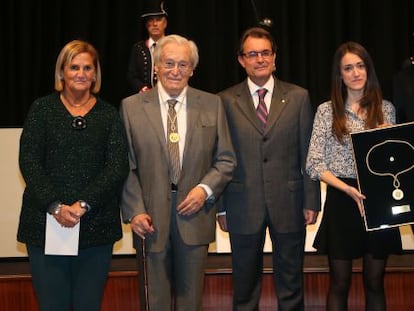 De izquierda a derecha, N&uacute;ria de Gispert, Oriol Bohigas, Artur Mas y familiares de Max Cahner.