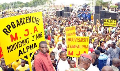 Partidarios de La Asamblea del Pueblo de Guinea se reúnen el 11 de agosto de 2015, en Conakry, durante la convención nacional del partido en el que el presidente de Guinea Alpha Condé ha sido nominado canditato para las próximas elecciónes en octubre.
