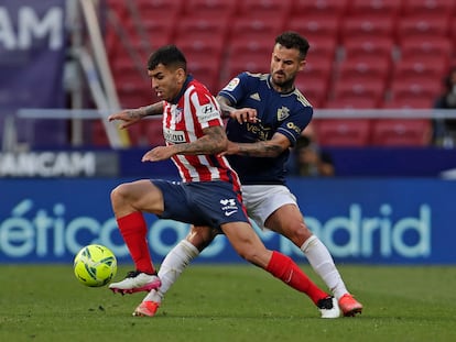 Correa controla el balón ante Rubén García durante el partido ante Osasuna en el Wanda el pasado domingo.