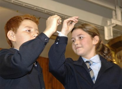 Los niños del Colegio de San Ildefonso Naomí Sánchez y Bryan Lafebre han cantado el Gordo apenas cuarenta minutos después de que comenzara el sorteo.