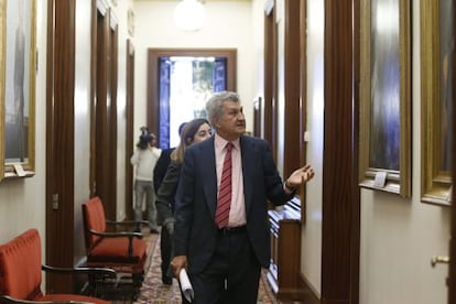 El presidente del Congreso de los Diputados, Jesús Posada, en uno de los alfombrados pasillos de la Cámara.