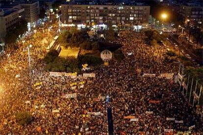 Un aspecto de la manifestación de ayer en Tel Aviv contra la retirada israelí de la franja de Gaza.