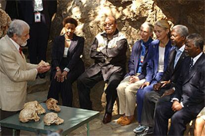 Kofi Annan (segundo por la derecha), junto a Thabo Mbeki, ayer, en la visita al centro arqueológico de Sterkfontein (Suráfrica).