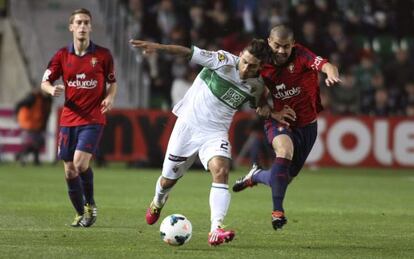 Suárez y Silva pugnan por el balón