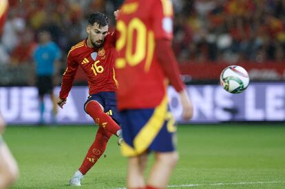 Álex Baena chuta una falta para marcar el tercer gol ante Serbia este martes.