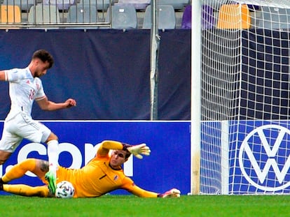 Puado regatea al portero para marcar su segundo gol ante Croacia este lunes en Maribor.