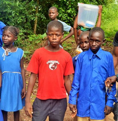 <p>“¿Y tú qué quieres ser de mayor?”. Eso pregunté a Ali Bangura, cuyo padre falleció hace unos meses por el ébola. Sin atisbo de duda, nos dijo con una mirada esperanzadora: “Yo voy a ser el Presidente de Sierra Leona”.</p> <p>Durante el último año y medio, miles de niños sierra leoneses han tenido que enfrentarse a un enemigo aún más dañino que todo lo anterior: el ébola. El efecto de esta epidemia ha sido terrible no sólo por las miles de personas que han muerto por este virus (ya que muchos miles más mueren de malaria cada año en Sierra Leona, sino por el miedo, trauma, estigma y desamparo que se ha extendido entre la población del que es uno de los países más pobres del mundo. Y, como en casi todas las guerras, los niños siempre son las primeras víctimas y también las más vulnerables.</p>