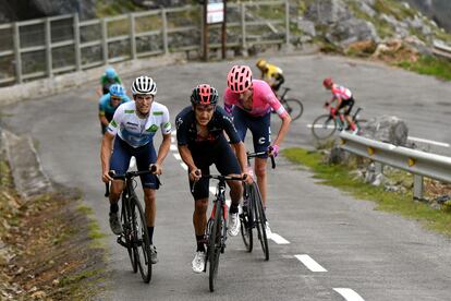 Richard Carapaz a la cabeza, seguido por Enric Mas de blanco y Hugh Carthy de rosa, en la ascensión al Angliru. Al fondo, Roglic de rojo.