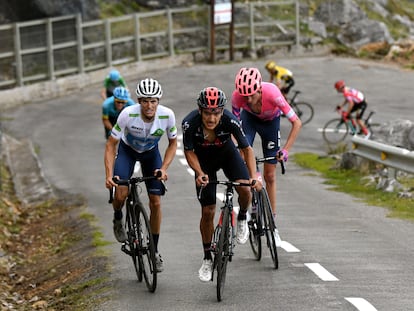 Richard Carapaz a la cabeza, seguido por Enric Mas de blanco y Hugh Carthy de rosa, en la ascensión al Angliru. Al fondo, Roglic de rojo.